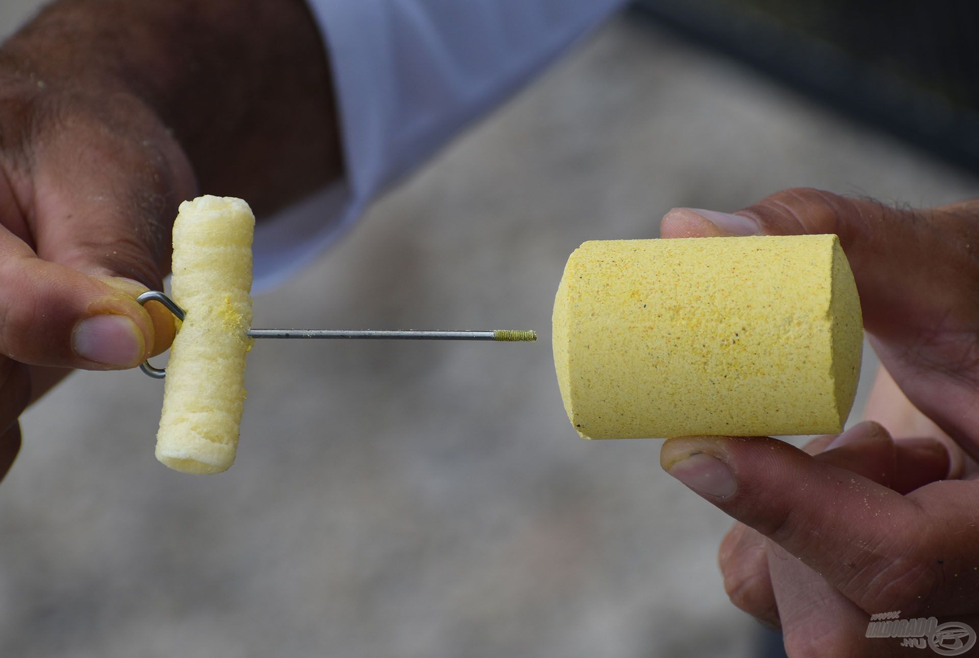 Először az extrudált kukorica kerüljön fel a végszerelékre, majd jöhet rá a tabletta