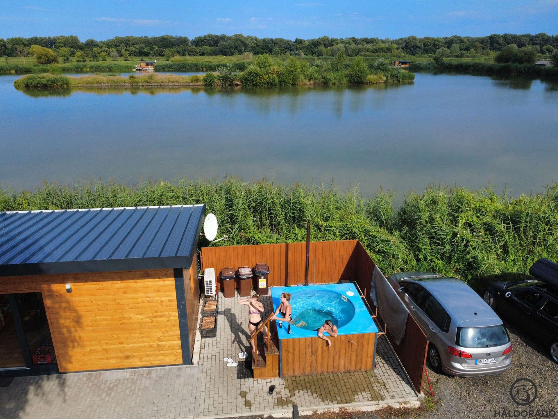 A horgászhelyünk, háttérben a Nomád-tóval