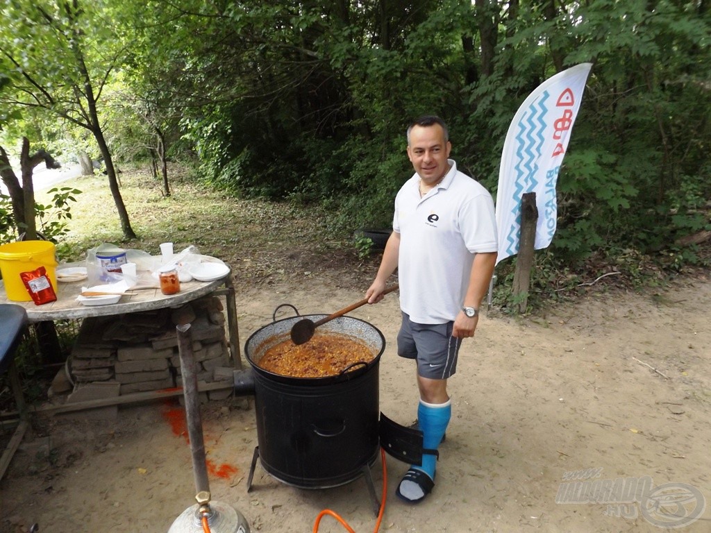 Szabi járógipszben főzött. Pontosabban üstben…