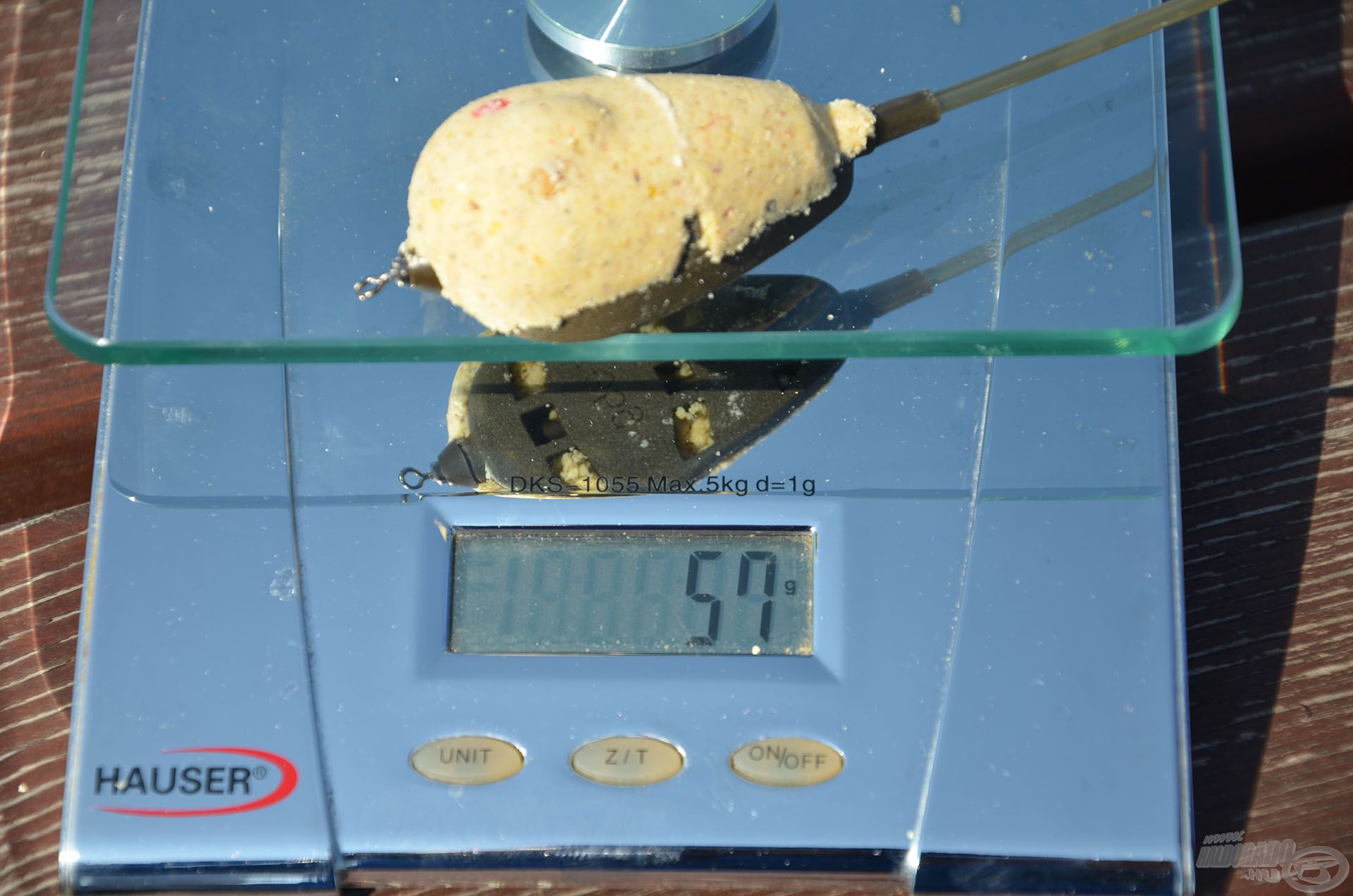 Az L-es méretű (25, 35, 45 g-os) kosarakba 20-25 gramm etetőanyag tölthető. A mérlegen egy 35 g-os kosár látható, amely megtöltve 57 grammot nyom