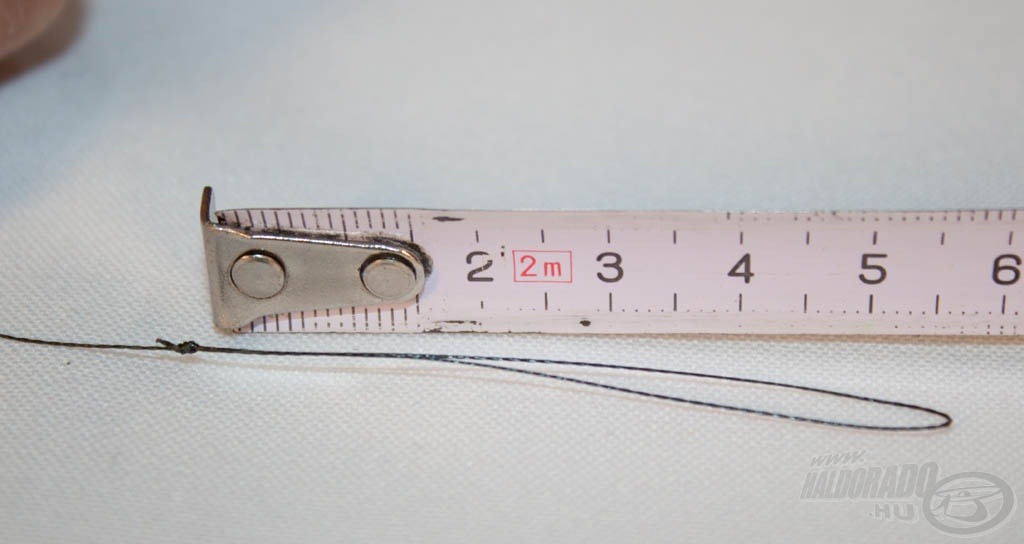 Egy viszonylag kicsi, 5-6 cm hosszúságú végfület kell elsőként fonott zsinórra kötni. Minimum akkora legyen, hogy a feederkosár még pont átférjen rajta