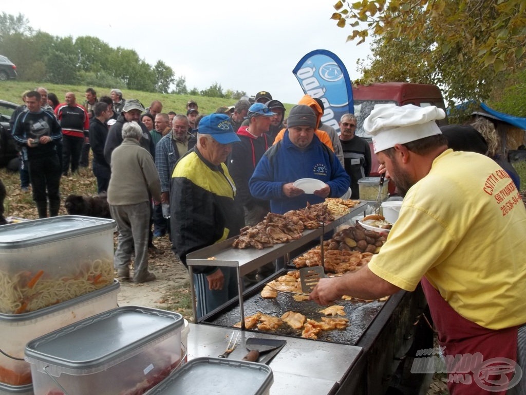 Húsok óriás hegyekben, hosszú éhes sor és ínycsiklandó illatok, ez mind Csitta-grill ismérvek