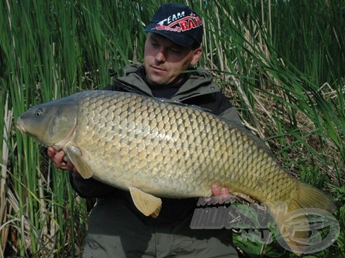 A gátnál horgászó Star Baits Team 15,95 kg-os pontya