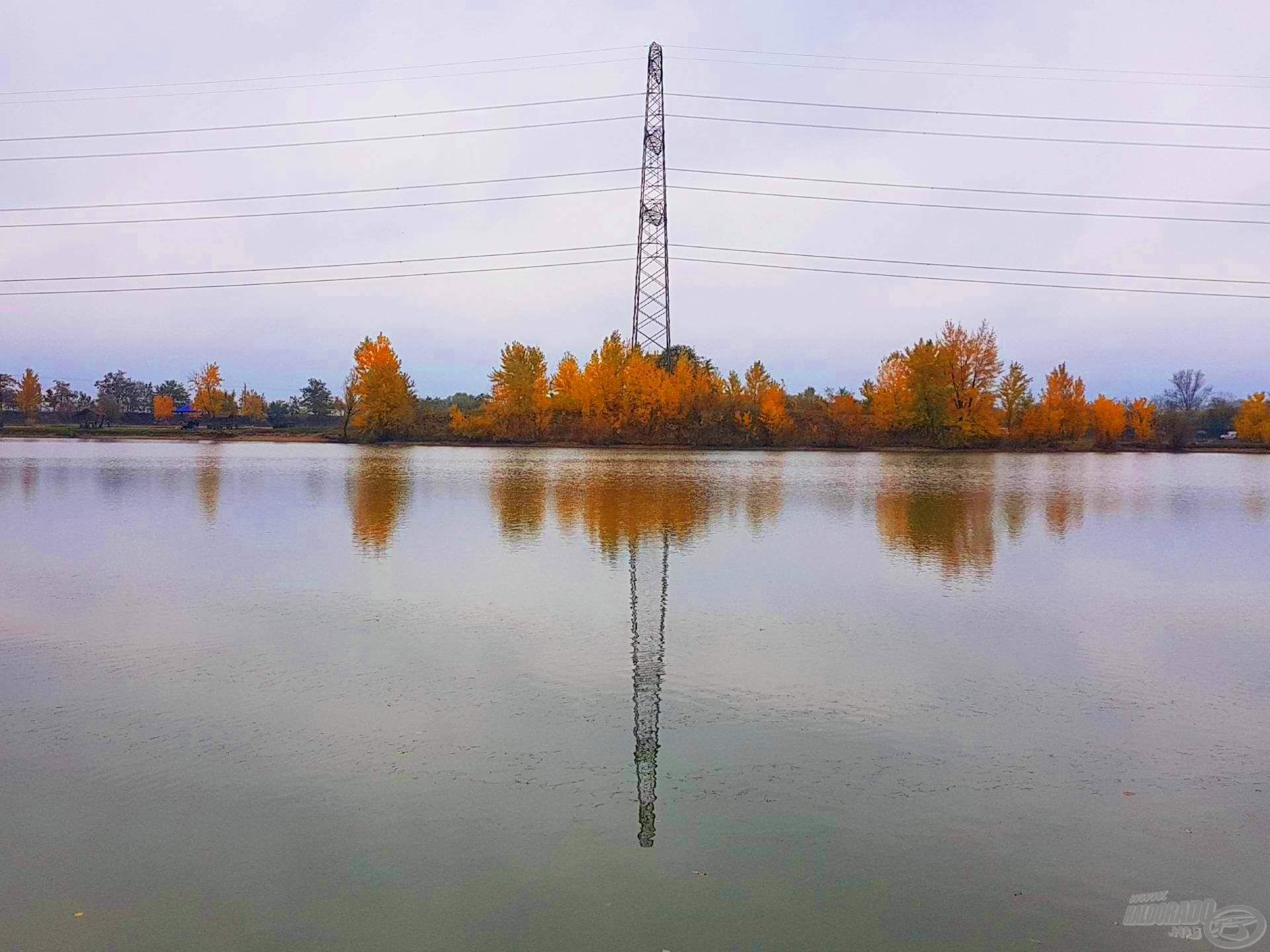 A helyi „Eiffel-torony” őszi köntösbe bújtatva