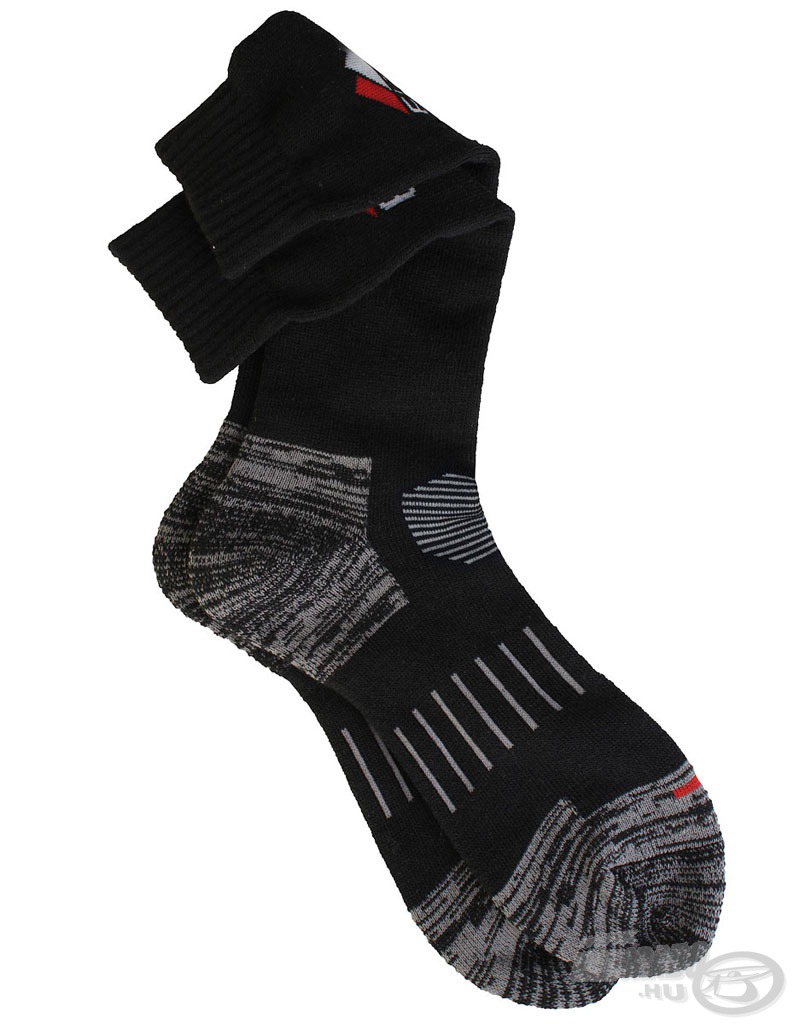 A ProFit Vastag magas szárú zoknik anyaga nylon és lycra keveréke, amely nagyon jól képes tartani a test hőjét, így garantáltan nem hagyja kihűlni a lábunkat