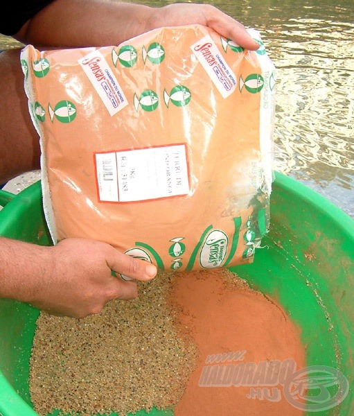 A megnedvesített kész etetőanyaghoz a horgászat előtt 2 kg Sensas Terre De Fond Orange agyagot kevert