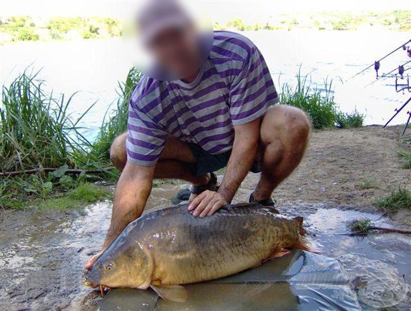 Ez a hal is rendkívüli eredménynek számít, mégis a földön fekve, sárosan került lencsevégre! Ez nem méltó egy 17 kg-os, valójában gyönyörű tükörpontyhoz!