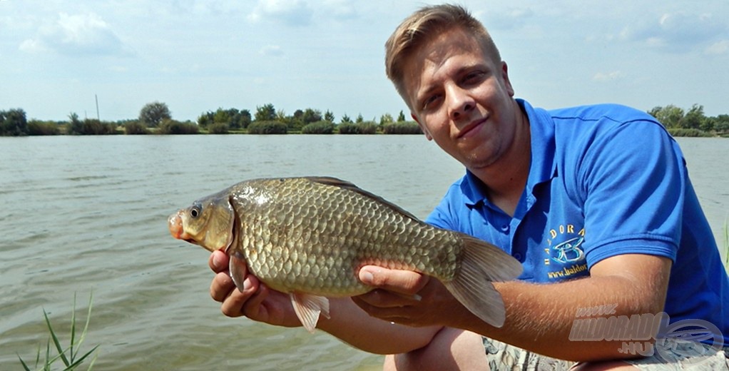 Pontyok mellett termetes kárászok is színesítették a horgászatot, örömmel pózoltam velük is