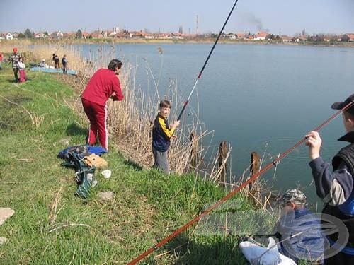 Aki horgásziskolába jár, annál az is megeshet, hogy a pontyfogó válogatott csapatkapitányától tanulhatja el a horgászat fortélyait. Érdekes, ezekről az órákról még nem szökött meg senki. Bojan Bojanić a muzslyai horgásziskola tanulóival