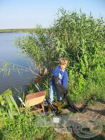 A kitartóak a horogbevetés művészetét kamatoztatják, így például Kinka Tamás, a felnőttekkel versenyezve már tízévesen a pecellói Nyári Napok horgászbajnoka lett