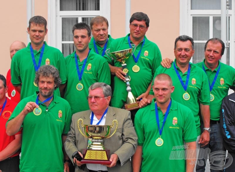 A dobogó legfelső fokán a magyar csapat! Gratulálunk, fiúk!