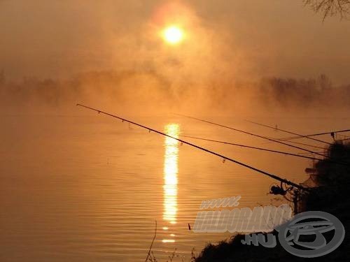 Amikor a felkelő nap fényében fürdik a tófelszín… nekünk, horgászoknak ez sokszor látott, de mindig megcsodált kép!