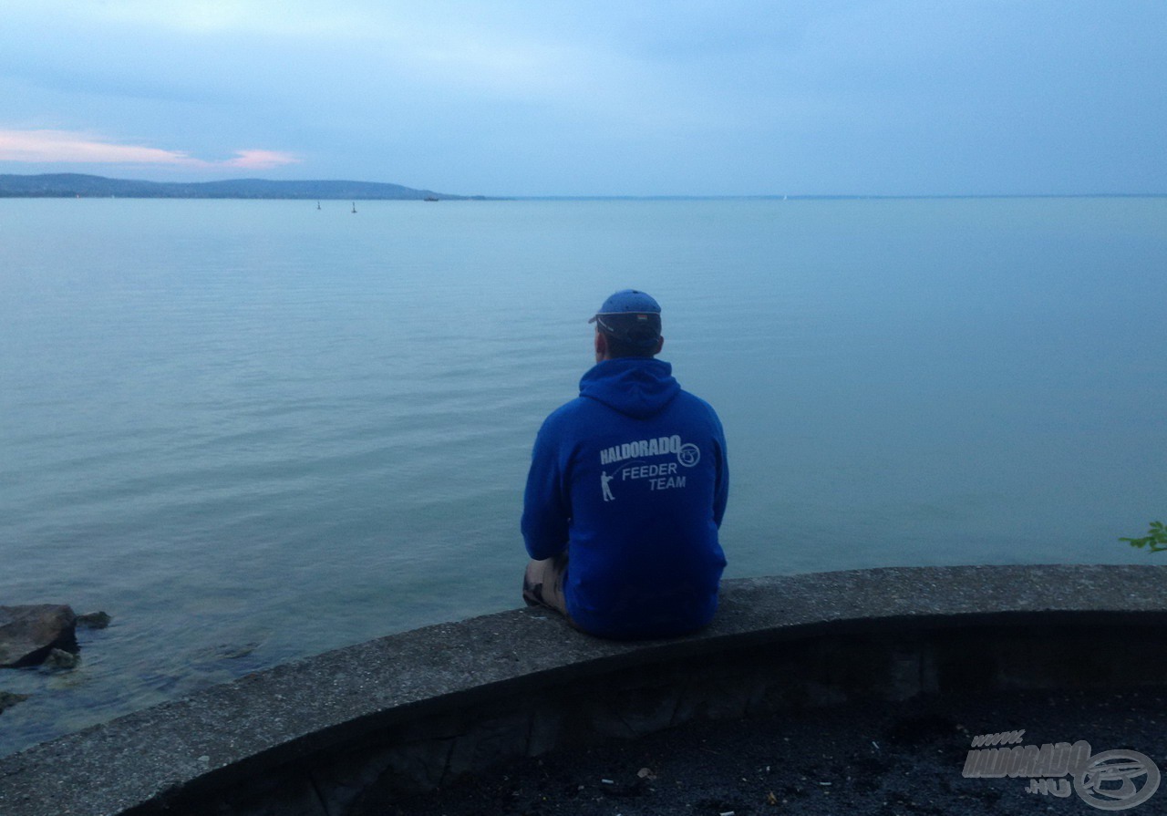 A horgászat végén pár percre megpihentem a kőbástya peremén, és elmerültem a kékbe burkolózott tájban… 