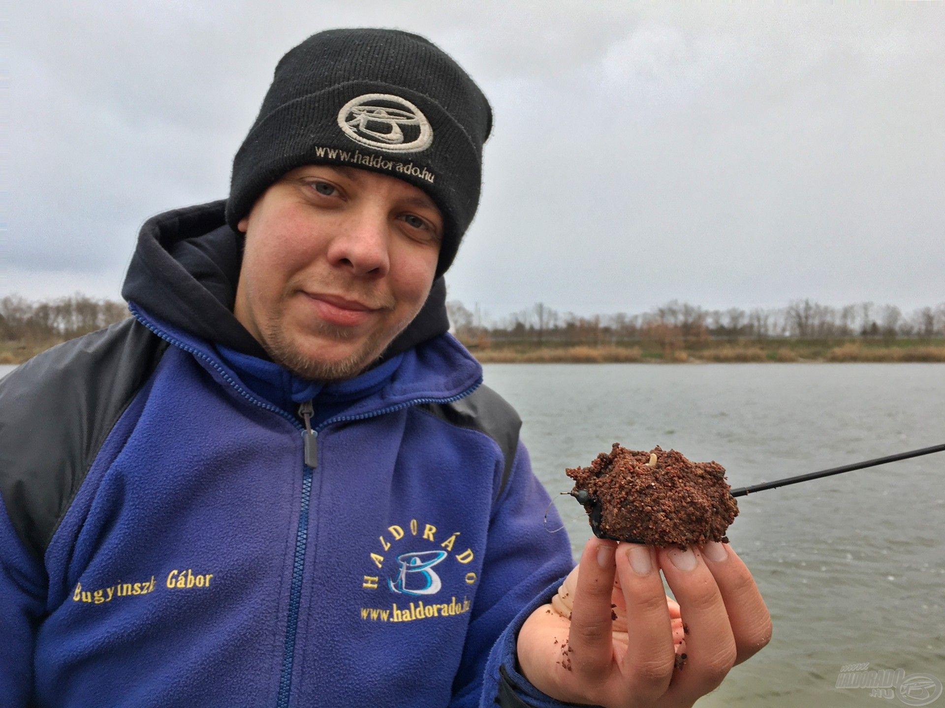 Ha minden a helyére került, akkor egy finomságokkal vastagon megtöltött, pontyoknak címezett Flat kosarat vethetünk be a kiszemelt helyre