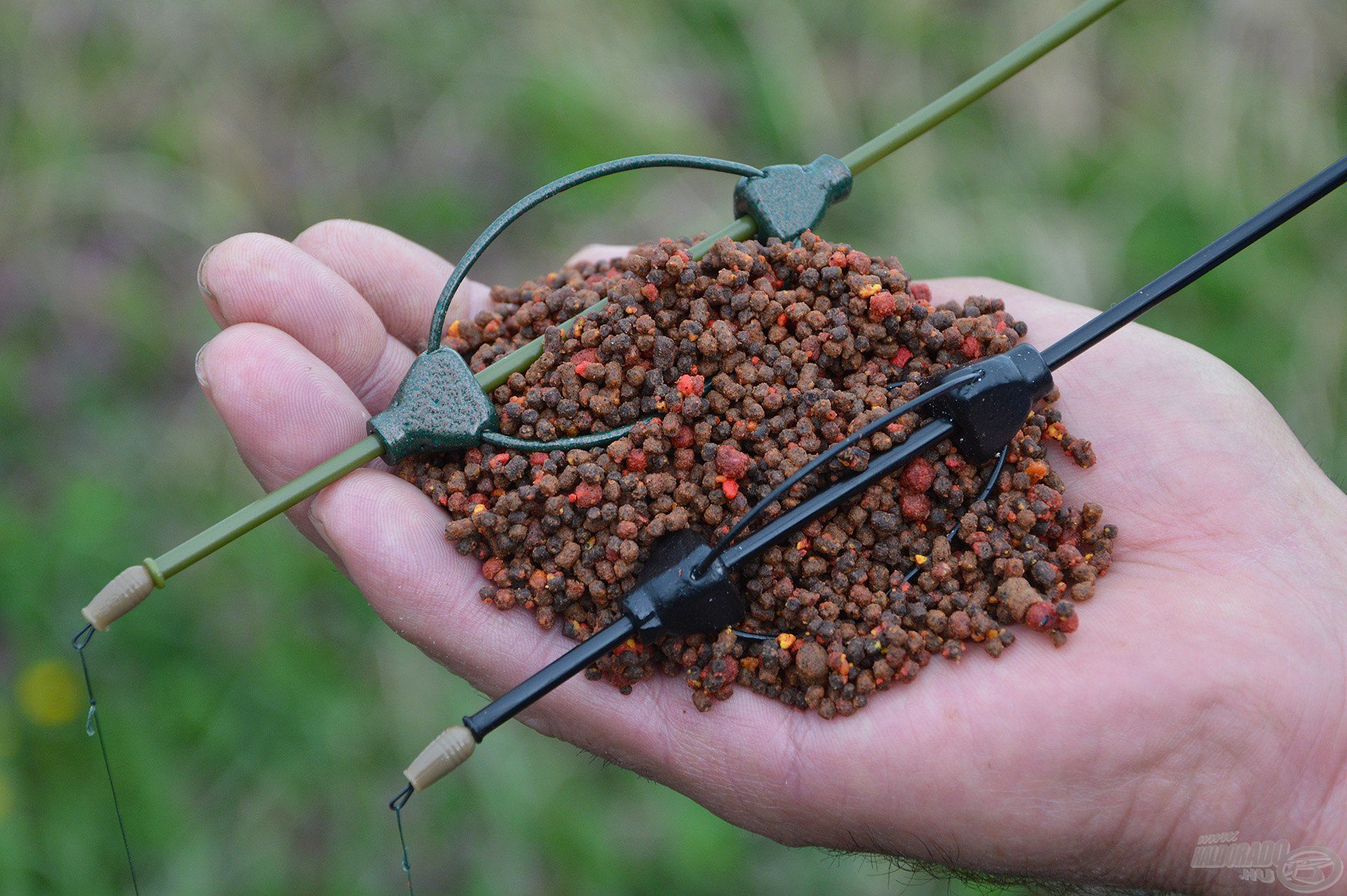 A távdobó technikához, illetve a használt csalogatóanyagokhoz igazodva Pellet Feeder és Dart Pellet Feeder kosaras végszerelékeket használtam