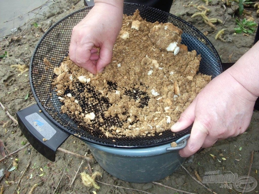 Így néz ki az etetőanyag közelről