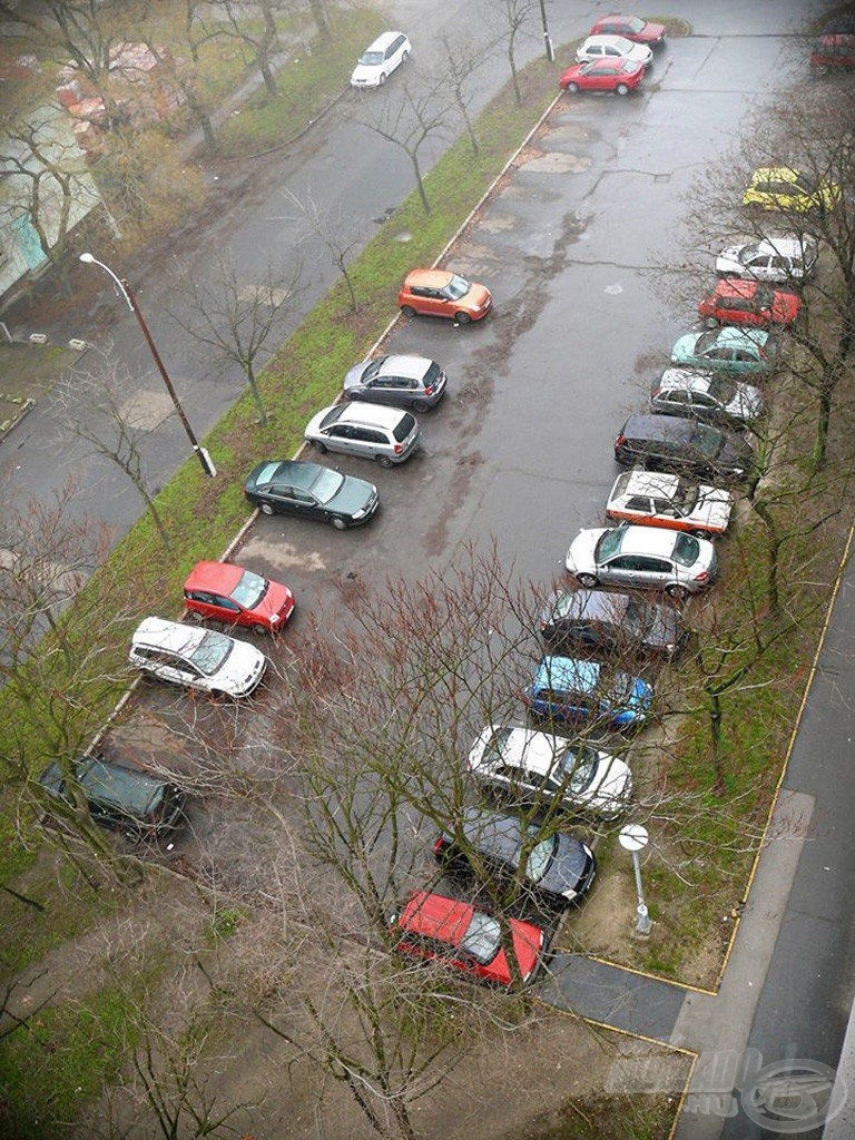 Ilyen magasból furcsa belegondolni, hogy ledobok 5-7 cm-es csalit és léptetgetem. Milyen hihetetlenül kinyílik a tér, és milyen kicsi is lesz a csali, a sok akadóról, meg visszapillantó tükörről nem is beszélve!