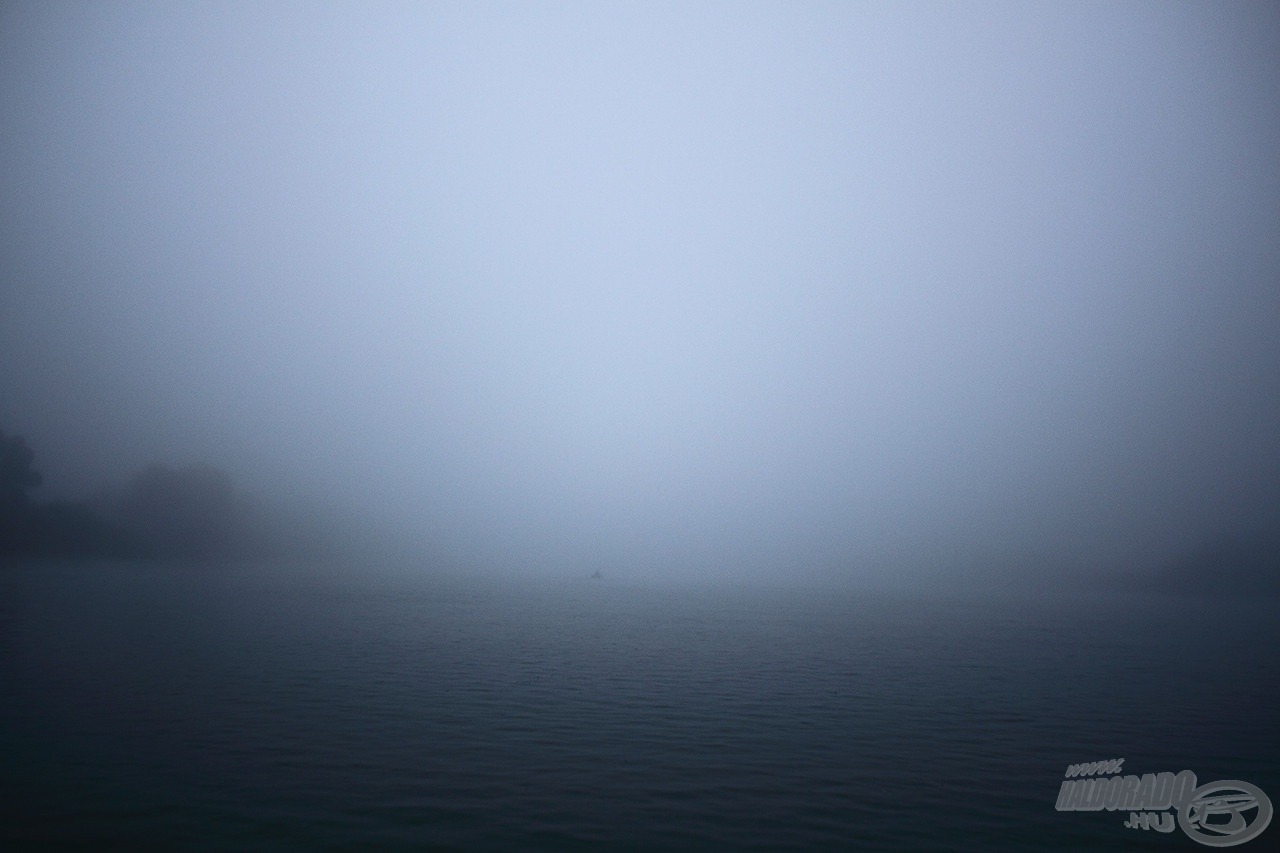 Hatalmas köd fogadott minket, miután kituszkoltuk a csónakot a kikötőből
