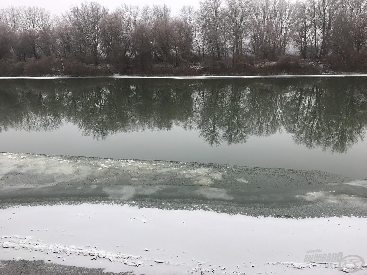 A töltésről csak a szabad vízfelület látszódott, legyalogolva jelent meg a 15 méter széles jégsáv…