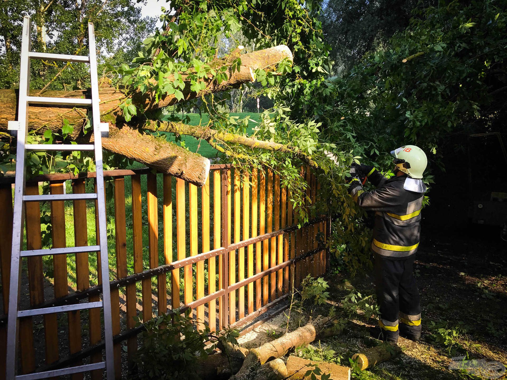 Ezt a gondot gyorsan orvosolták a tűzoltók