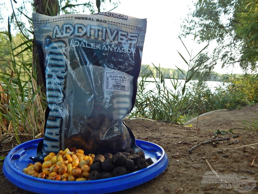 Erjesztett kukorica, búza, tigrismogyoró + Black Halibut pellet. A kánikulai időszakban kézenfekvő választásnak tűnt. Nem volt más dolgom, mint bejuttatni a túloldali bedőlt akácfa elé, amit úgy oldottam meg, hogy…