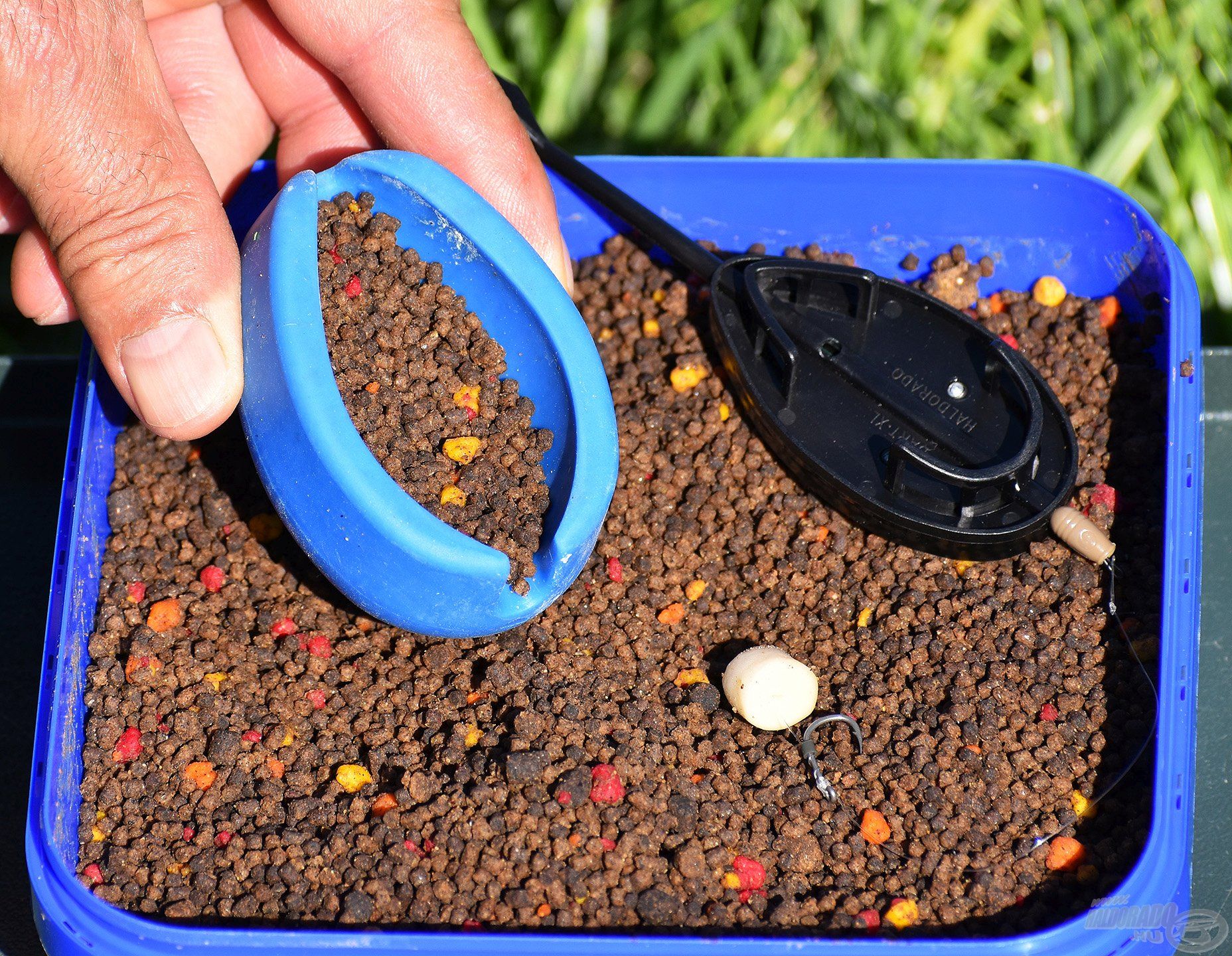 Elsőként a töltőszerszámba kell helyezni némi micro pelletet, amelyet előtte simán, vízzel nedvesítettem meg