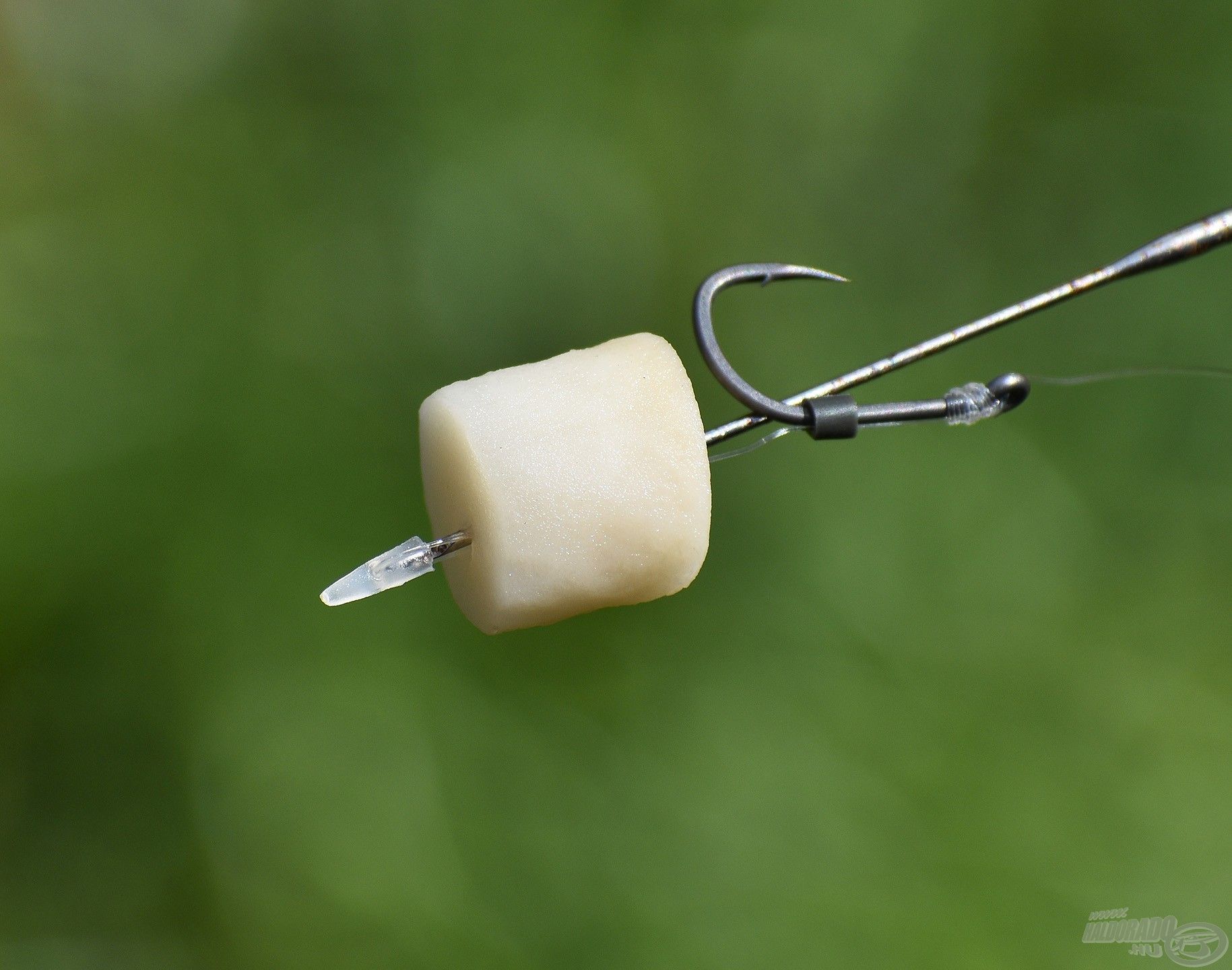 A Natural Bait rugalmas, gumis állaga gond nélkül bírja ezt a fűzést