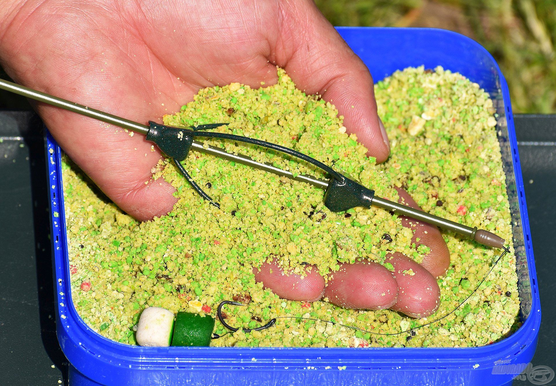 A fermentált zselével tuningolt és kissé zöld színűre változó kaját már csak kosárba kell tölteni!