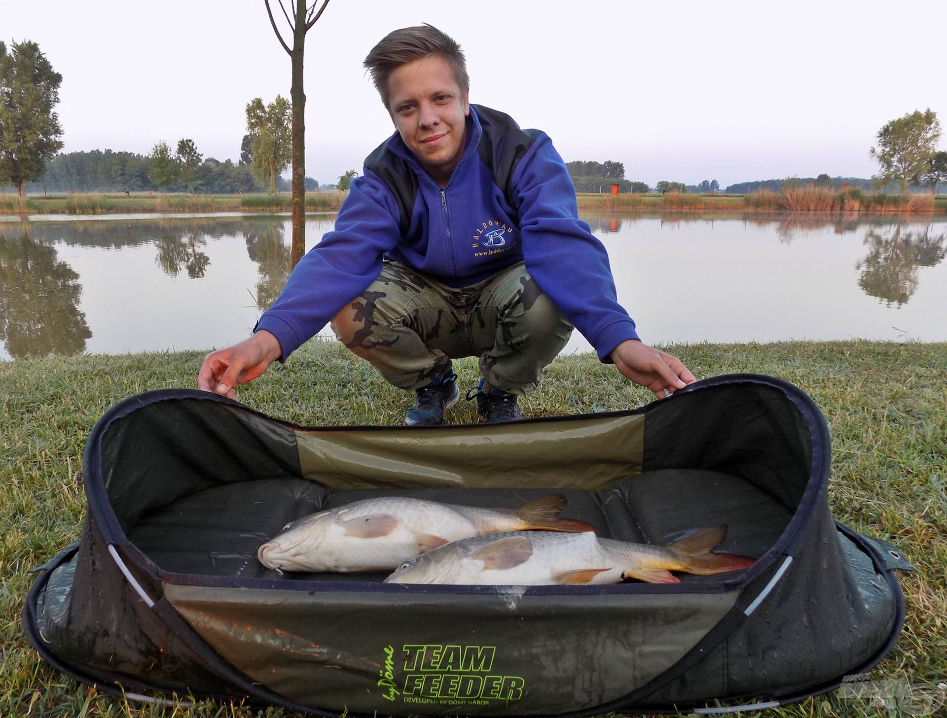 Az új By Döme Team Feeder - Rapid halmatrac tökéletesen óvja a halakat. Ezen a horgászaton nem volt ritka, hogy egyszerre két ponty pihente ki a fárasztás utáni fáradalmait. Az etetőanyag fogóssága megkérdőjelezhetetlen volt