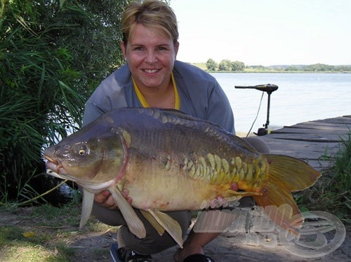 Túra első hala, amely egyben párom első egyedül kifárasztott pontya is, súlya: 10,3 kg)