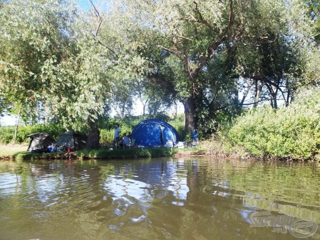 Regénybe illő, félárnyékos zugunk