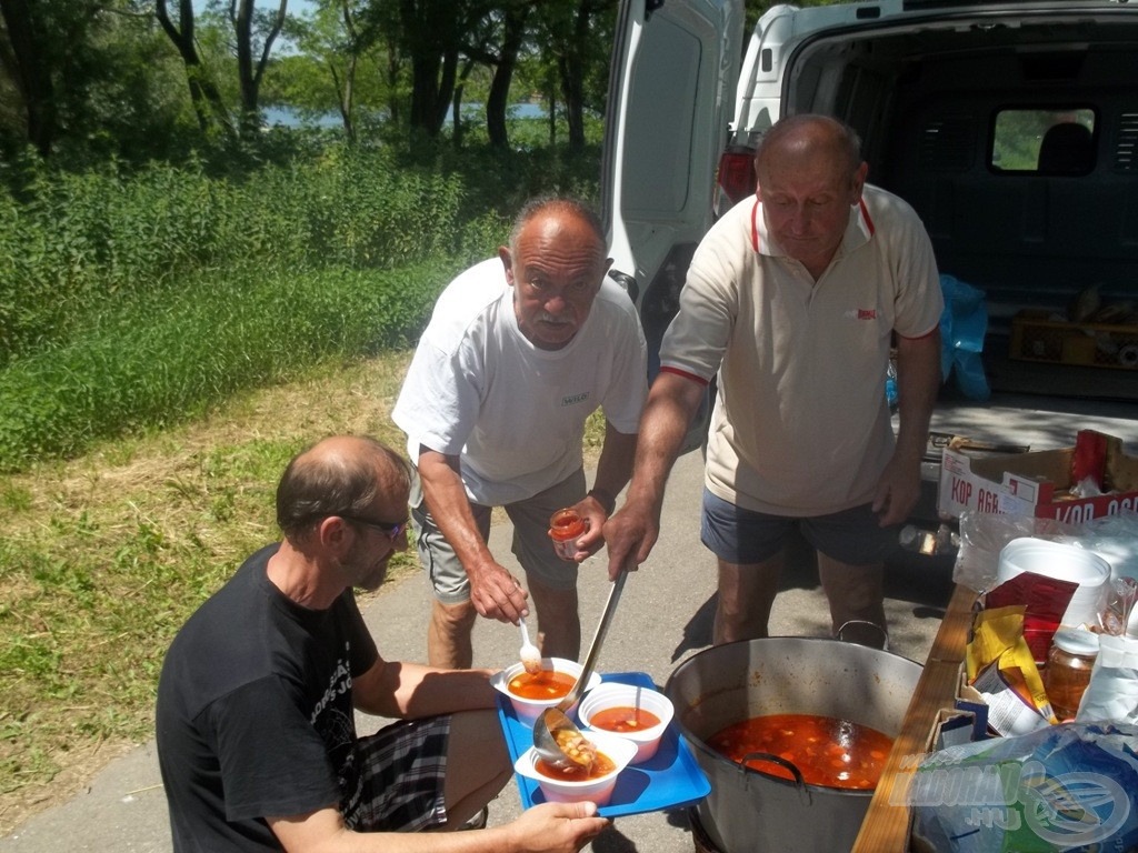 A mesterséfek házhoz hozták a forró kajákat