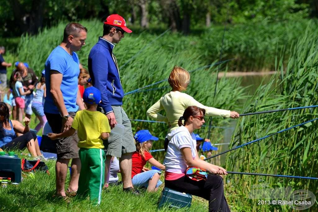 Ha a gyerekek elfáradtak, a szülők vették át a stafétát, igazi spiccbot rengeteg volt ebben a pár órában a Sóstó partján