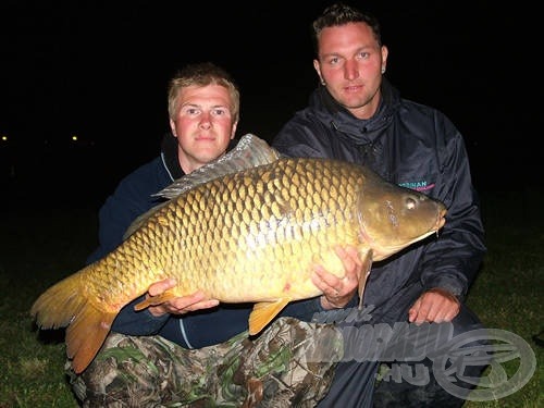 A vonzó etetés eredménye ez a 12 kilogrammos tőponty