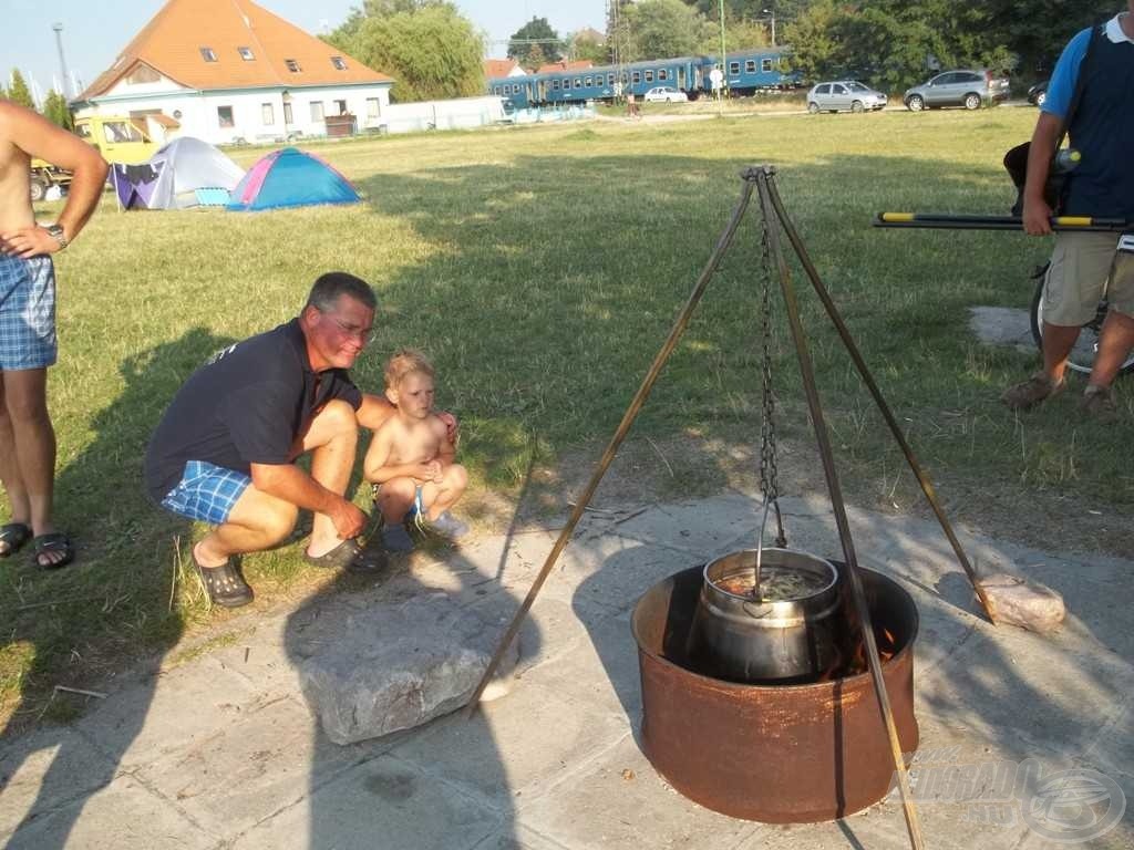 … addig Willy ismét készít nektek egy(-két) kondér halászlevet