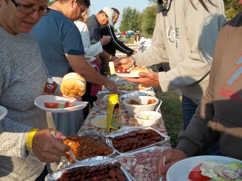 … majd jöhet a fenséges parasztreggeli!