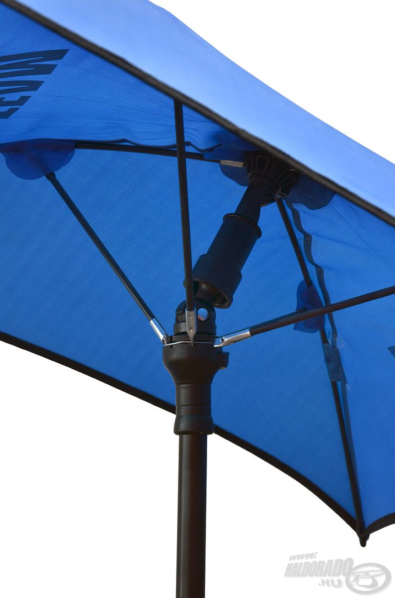 Az ernyőt egy mozdulattal, egy csuklós résszel lehet dönteni, akár 45 fokos szögben