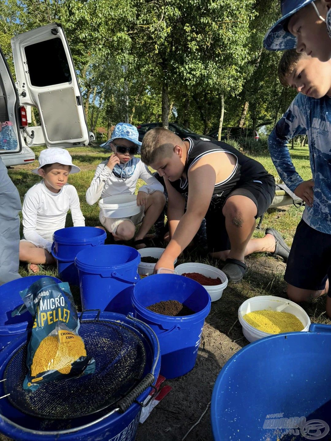 A gyerekek már sokkal rutinosabban készítették elő a csalogatóanyagokat