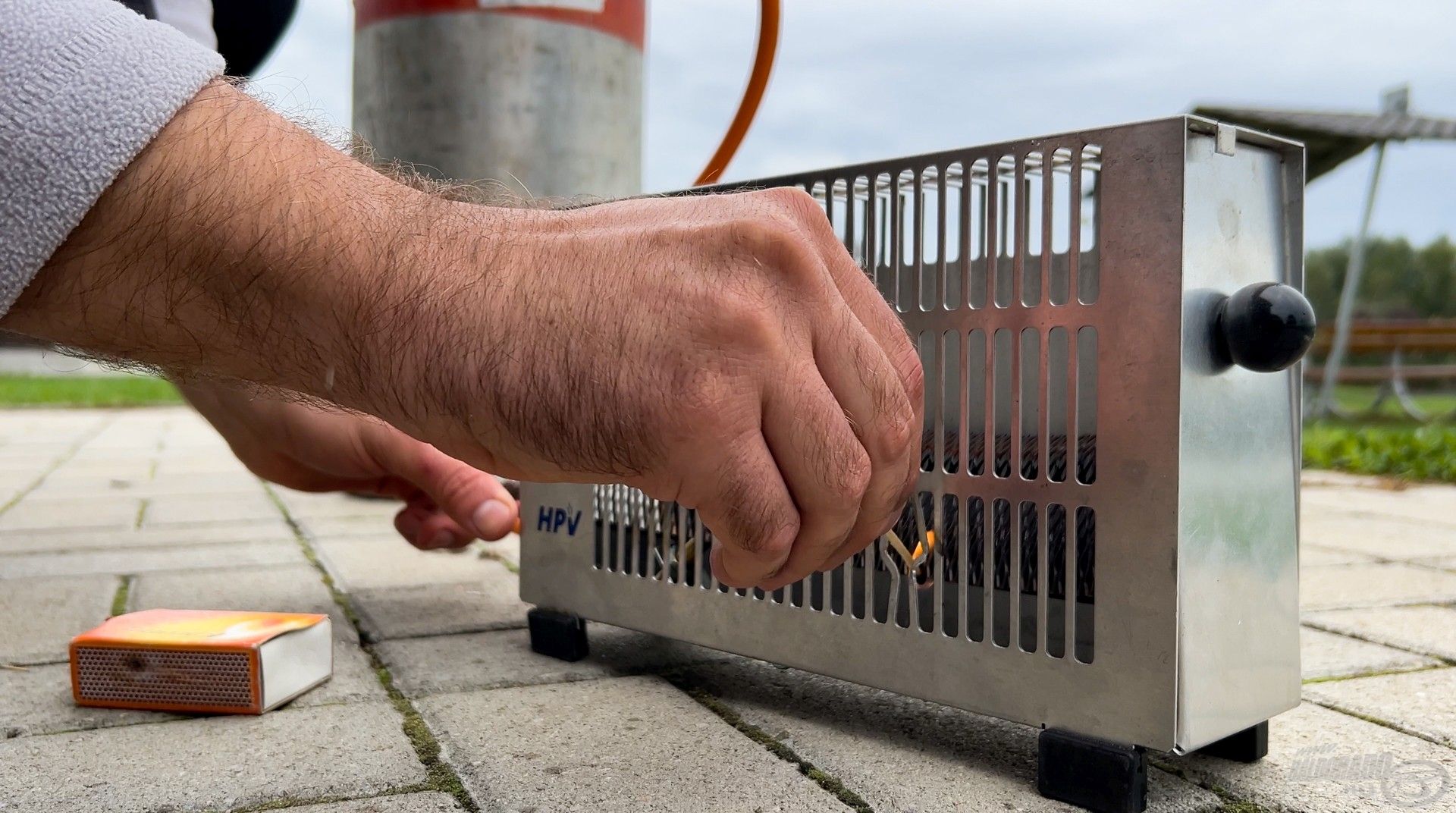 Egy hosszabb gyufával vagy öngyújtóval könnyen be lehet gyújtani a kályhát. Miután begyulladt, a szelepet még pár másodpercig tartsuk nyomva, így fog égve maradni a láng