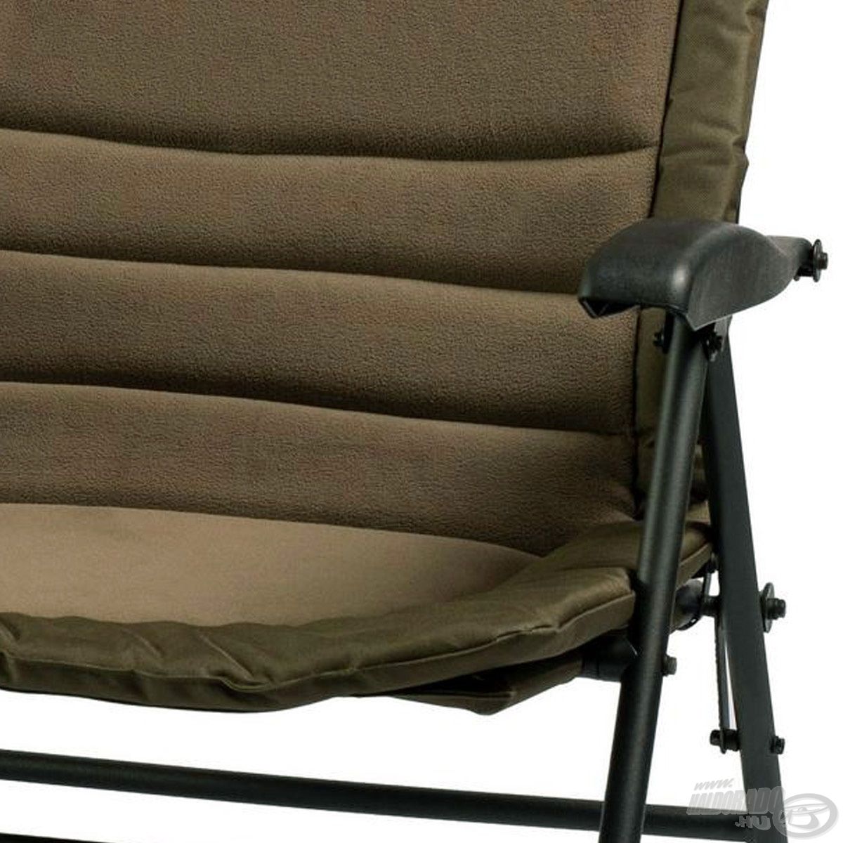 Az ülőfelület és a háttámla kényelmes, párnázott polárgyapjú és poliészter anyagból készült.
