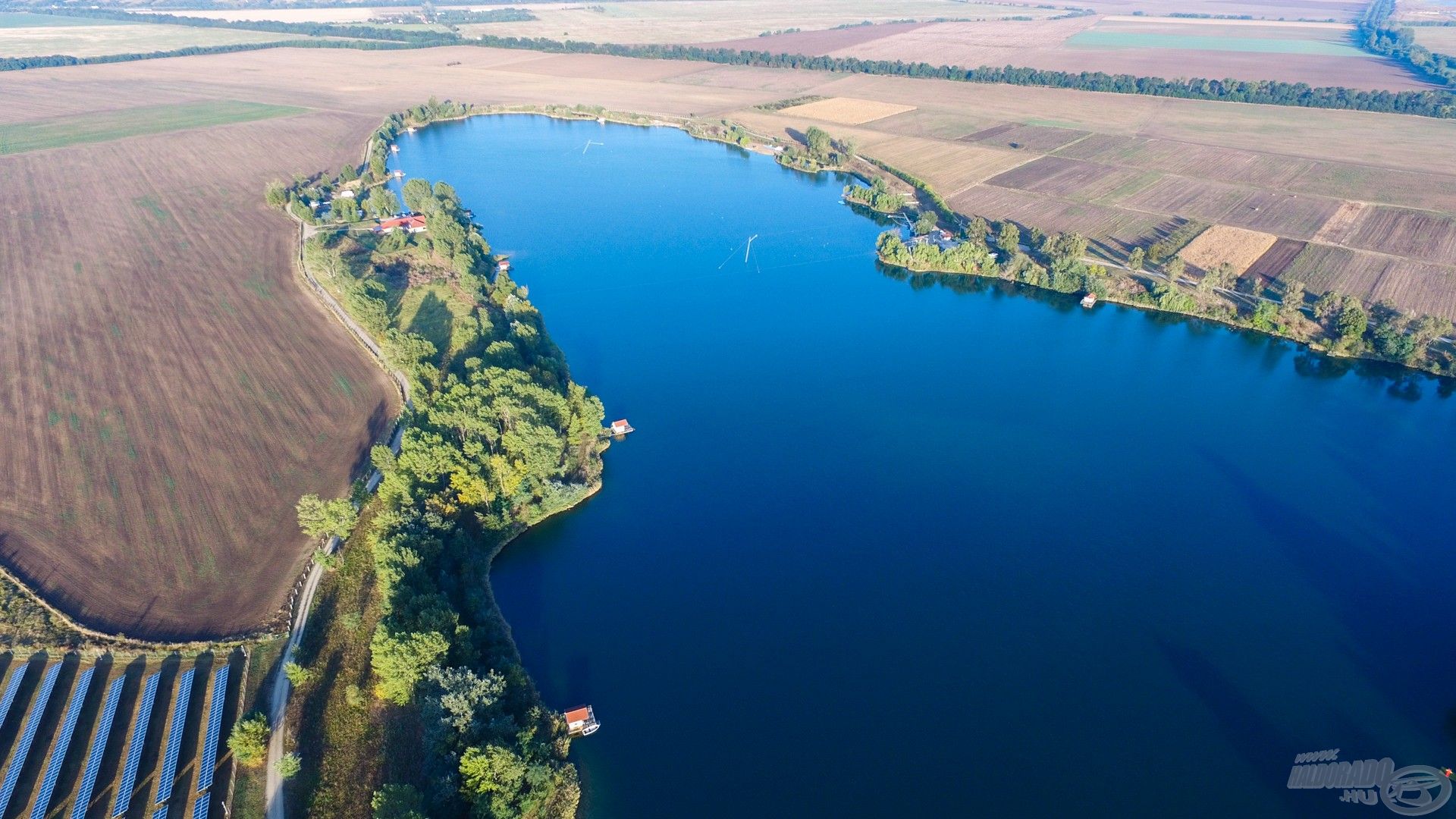 A tavon egy wakeboard pálya is található