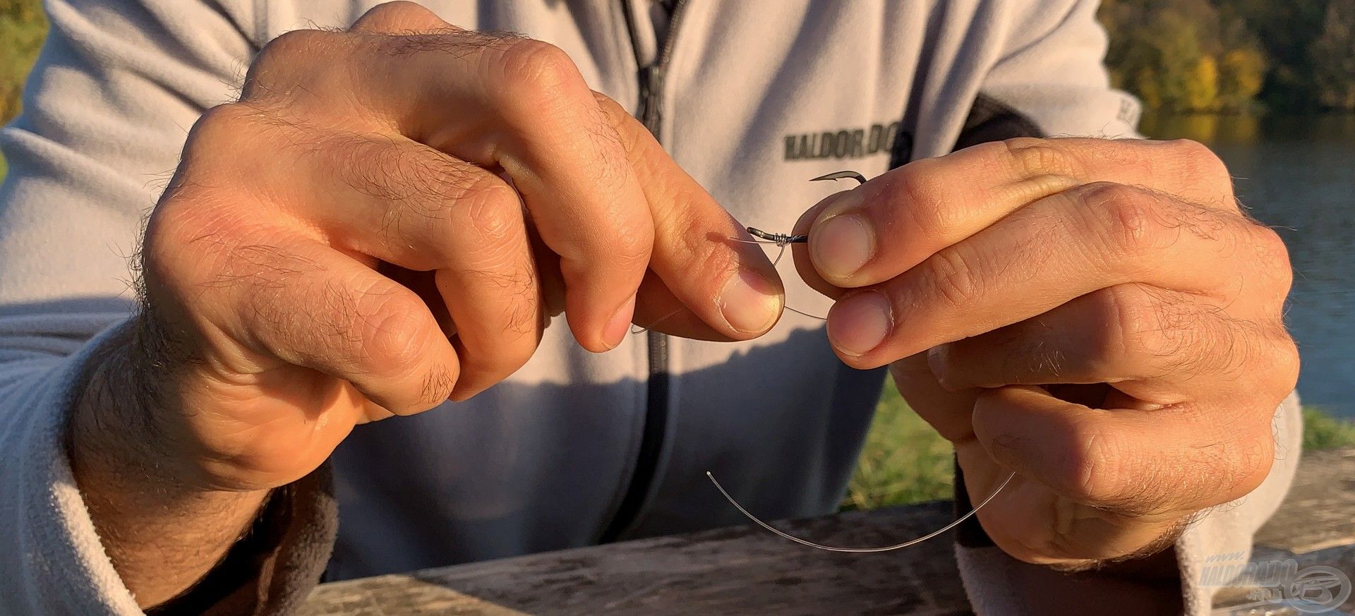 Első lépésként egy „Whipping knot” csomóval felerősítjük a horgot…