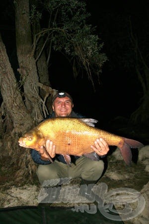 Az első kintlétünk során sikerült Zsoltinak kifognia ezt a döbbenetes méretű dévérkeszeget! 65 cm hosszú és 5,85 kg volt ez a bronzszínű példány!