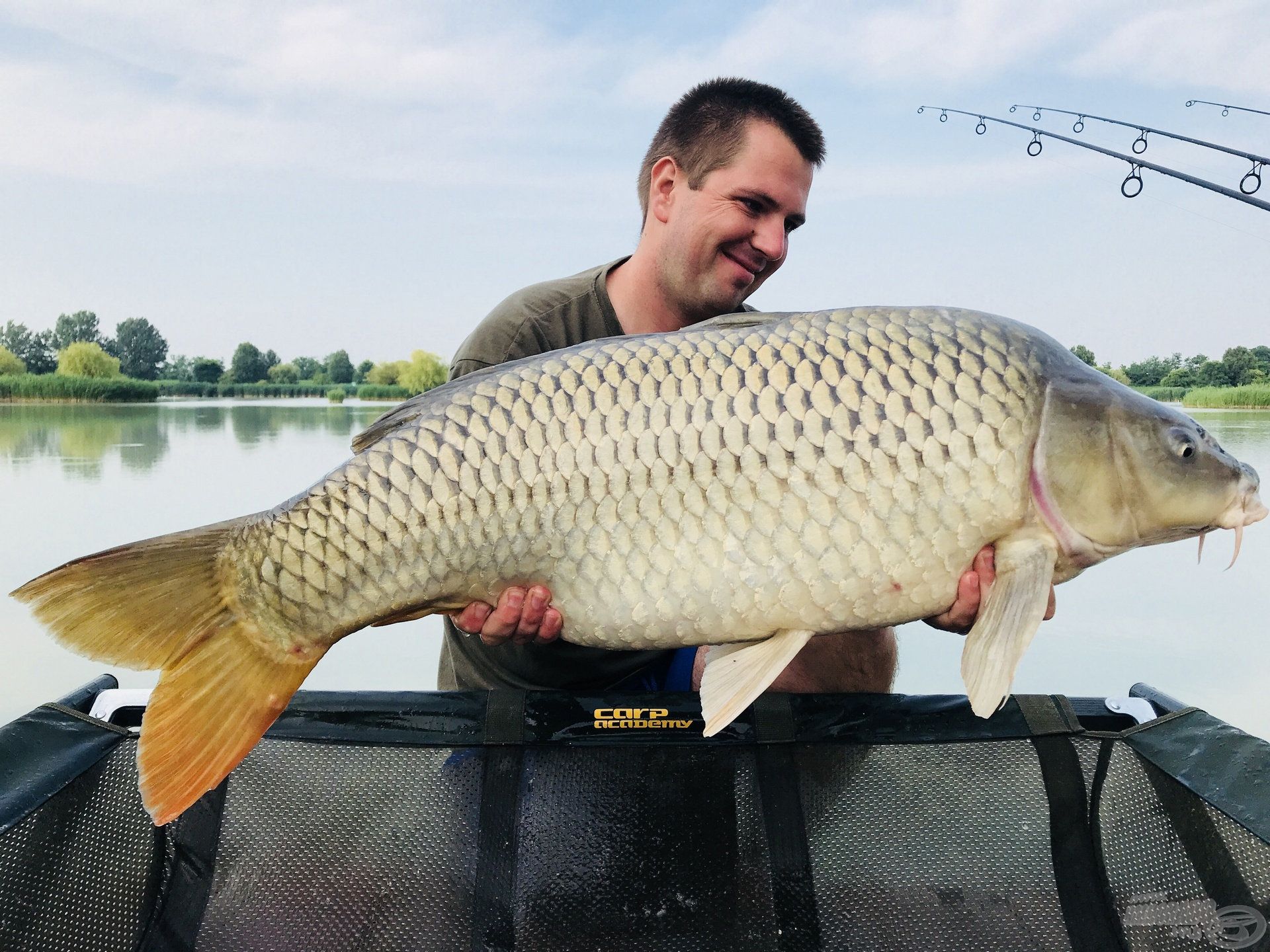 Esős éjszaka után reggel jött a túra legnagyobb, 17 kg feletti pontya