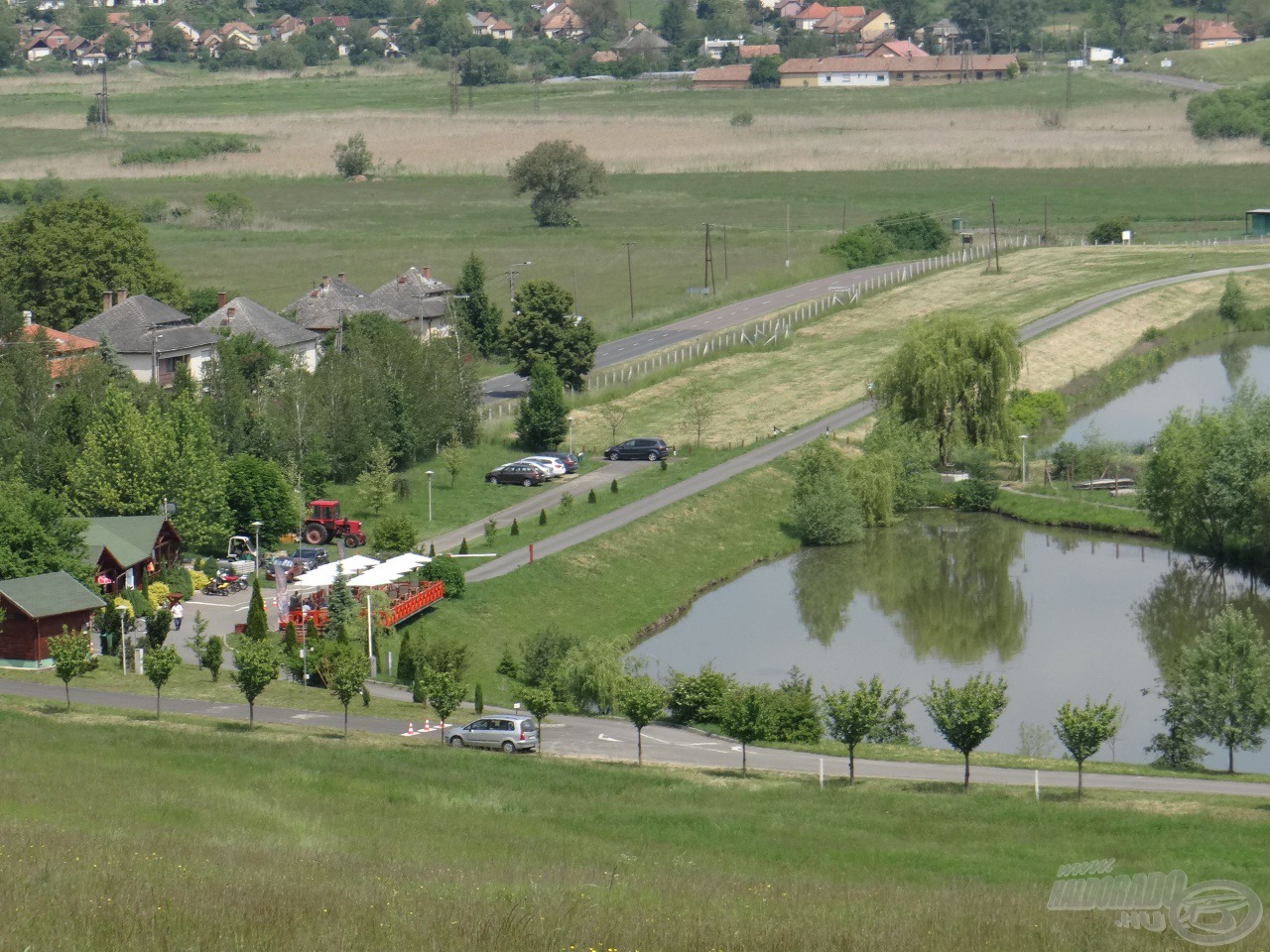 Balra lent a főbejárat