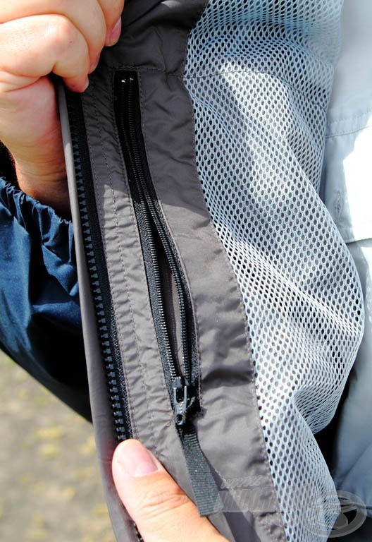 A dzsekit belül egy hálós anyag borítja, ami a komfortérzetet emeli