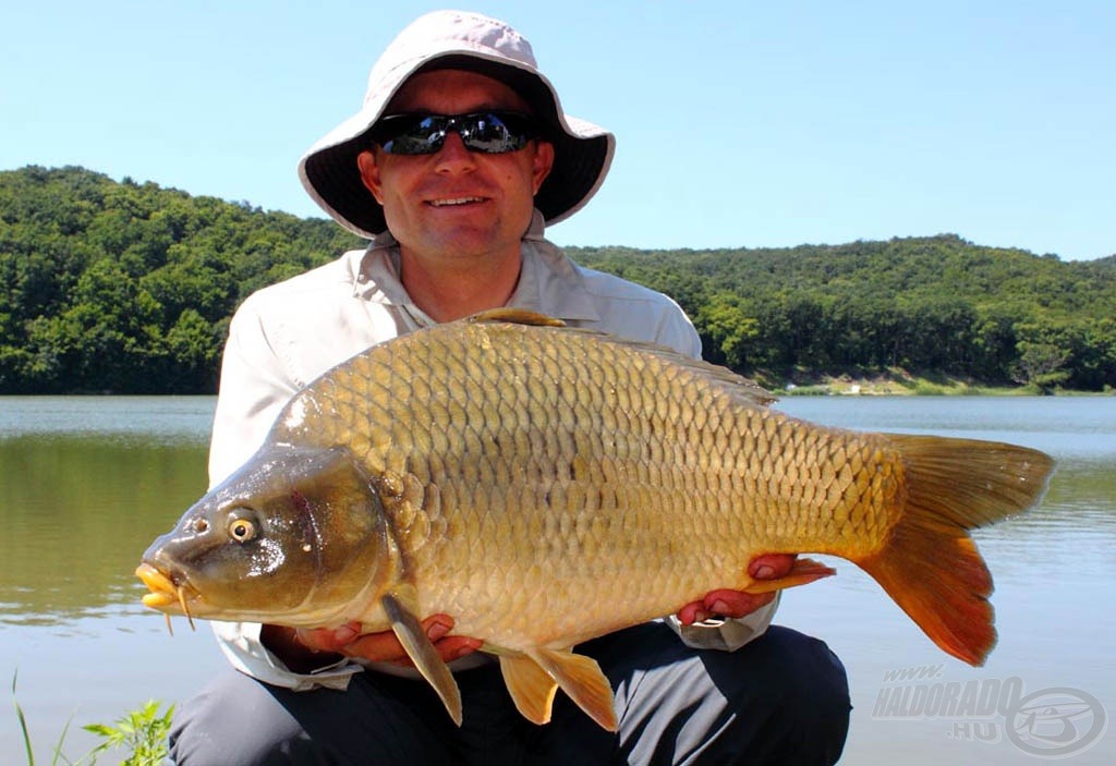 Döme Gábor az edzésnapok tapasztalatai alapján egyértelműen a pontyhorgászatot választotta első nap, hiszen előző nap is pár óra alatt csaknem 90 kg-nyi pontyot fogott. Ezen a napon azonban az általa sorsolt helyen az ilyen pontyokból csak keveset tudott zsákmányolni