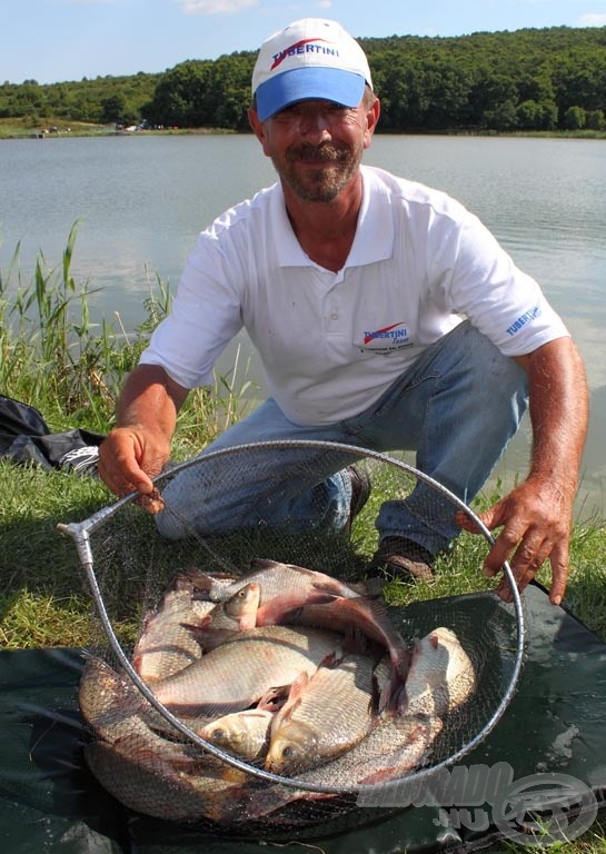 A „B” szektor első helyén Erdei Attila végzett, aki szélső helyet húzva nem tudott hibázni és bár fogott pontyot is, az apróbb halakat is eredményesen terelte szákba