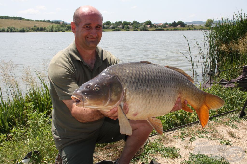 Valkó Tamás egy majd 14 kg-os hallal