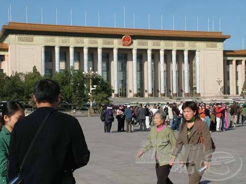 … és ahol még mindig kilométeres sorban állnak az emberek Mao mauzóleuma előtt, arra várva, hogy a nagy vezér múmiáját megnézhessék